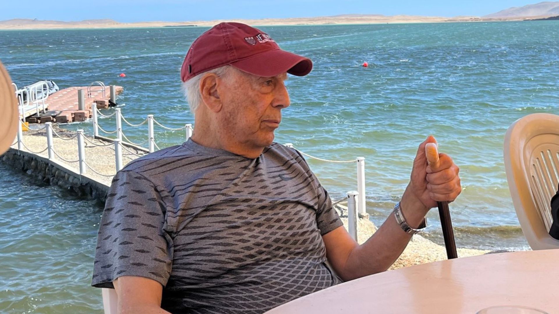 Mario Vargas Llosa celebra su 87 cumpleaños en la playa (y sin Isabel Preysler)