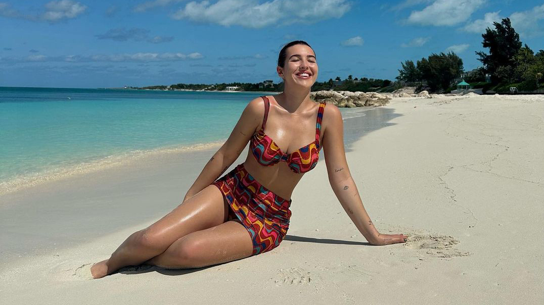 Imagen de El 'bikinazo' de Alba Díaz durante sus vacaciones: falda de playa y estampado psicodélico