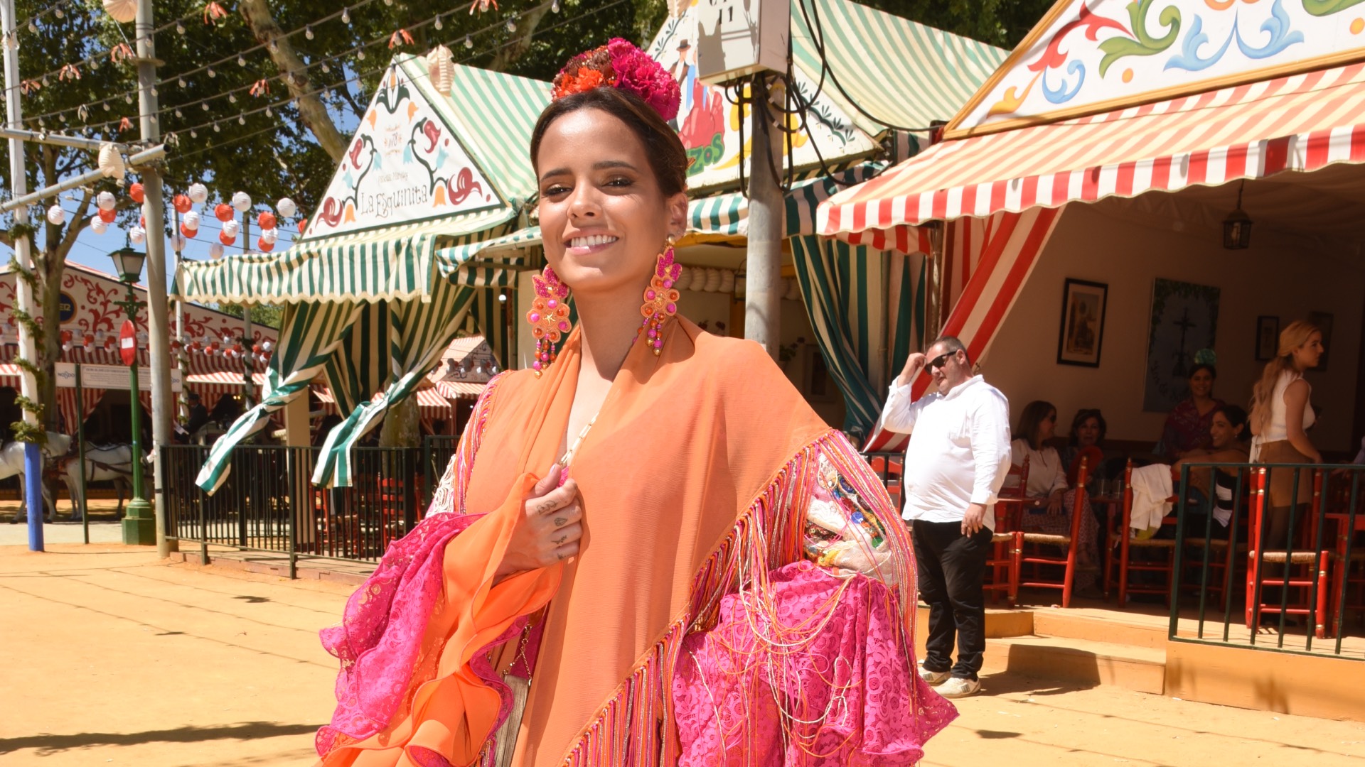 Imagen de Gloria Camila, entre las mejor vestidas de la Feria de Abril con un diseño flamenco en tonos flúor