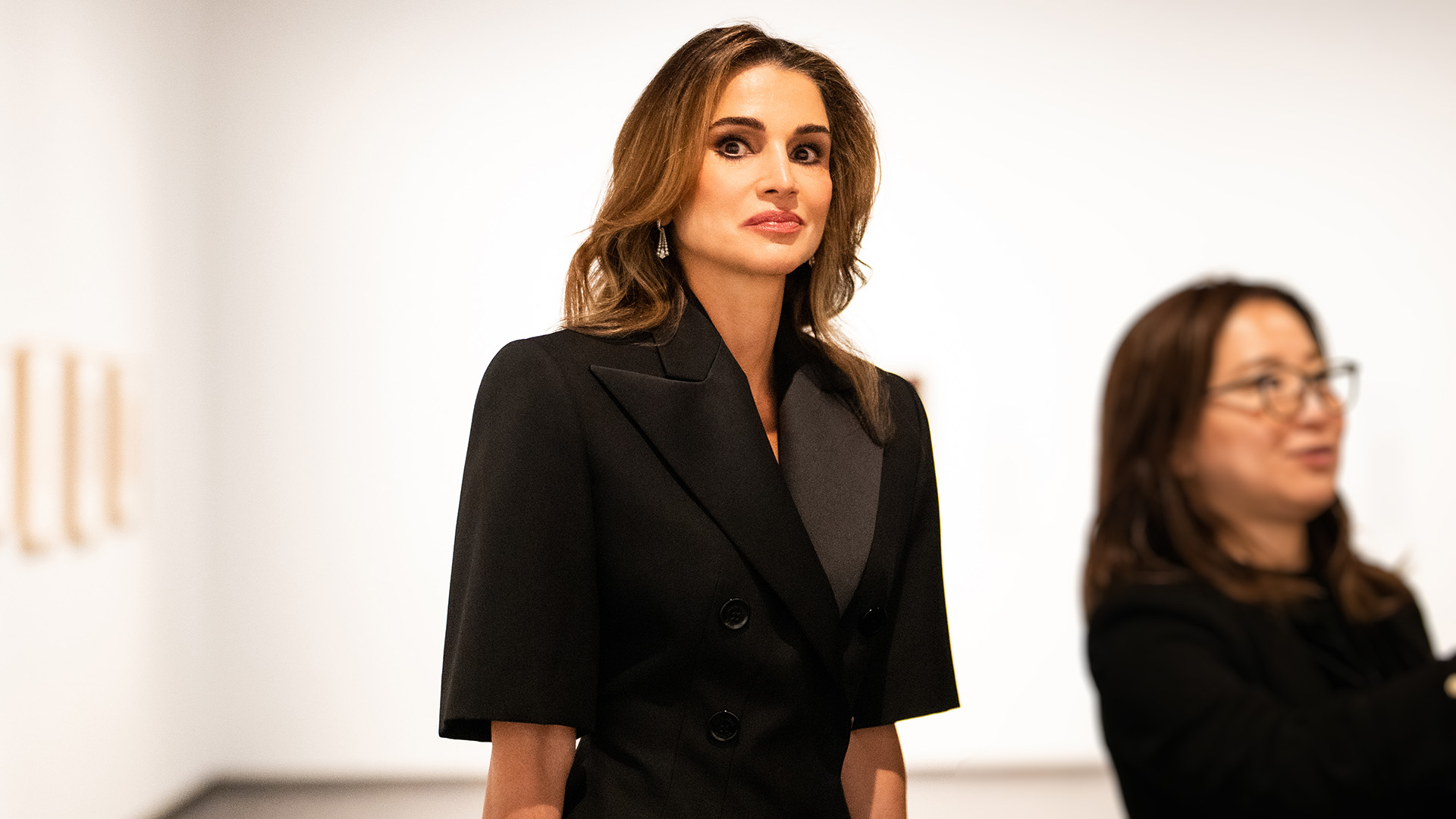 Rania de Jordania conquista Japón: los looks con los que vuelve a ser la reina más 'fashion'