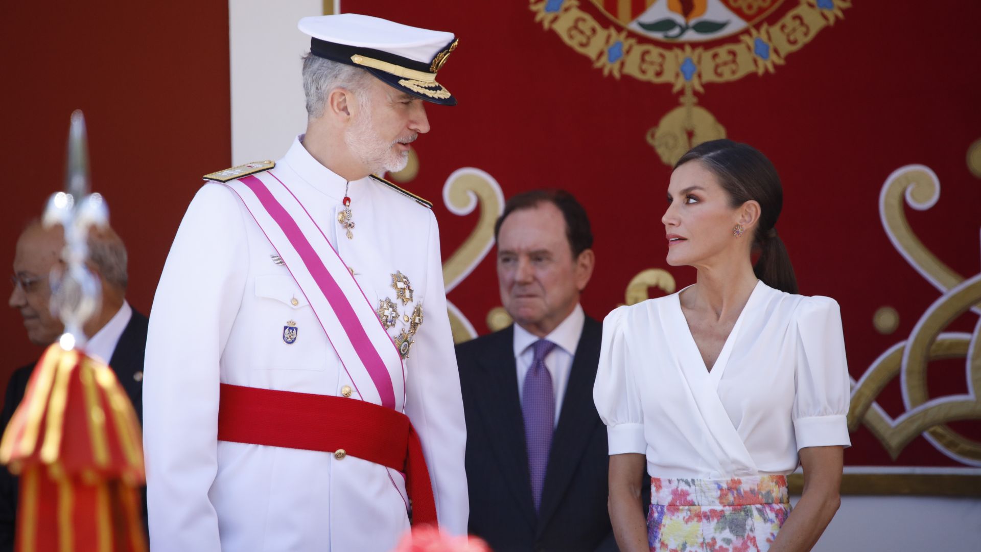 Imagen de El Rey Felipe, muy cómplice con la Reina Letizia en el Día de las Fuerzas Armadas en Granada