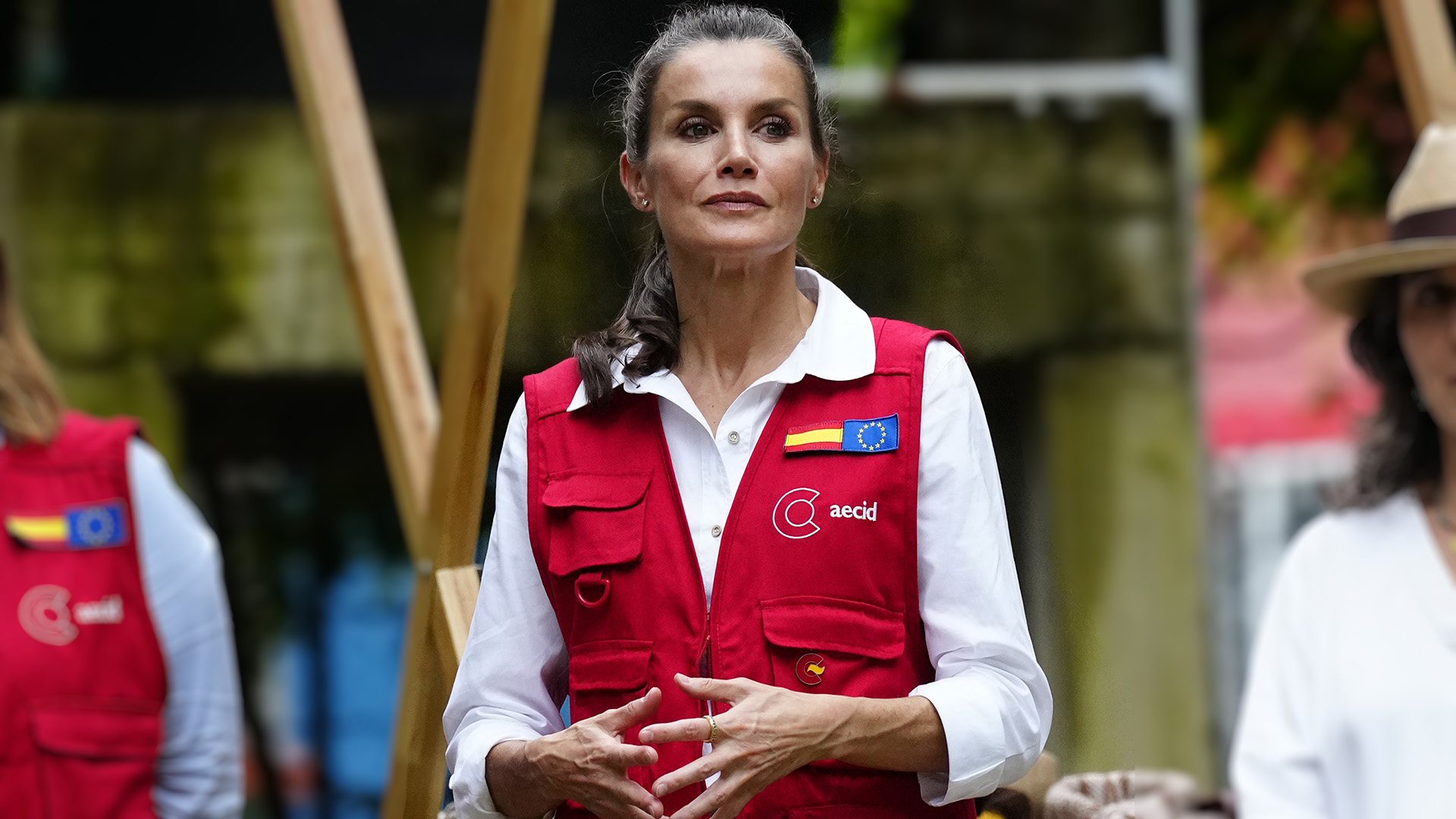Imagen de Pulsera indígena y botas de caña con aroma de café... La Reina Letizia culmina su misión en Colombia