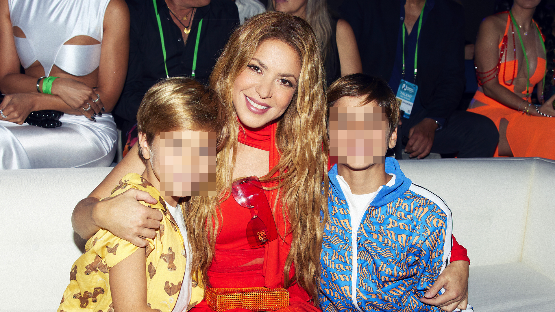 Shakira posando con sus hijos, Sasha y Milan.