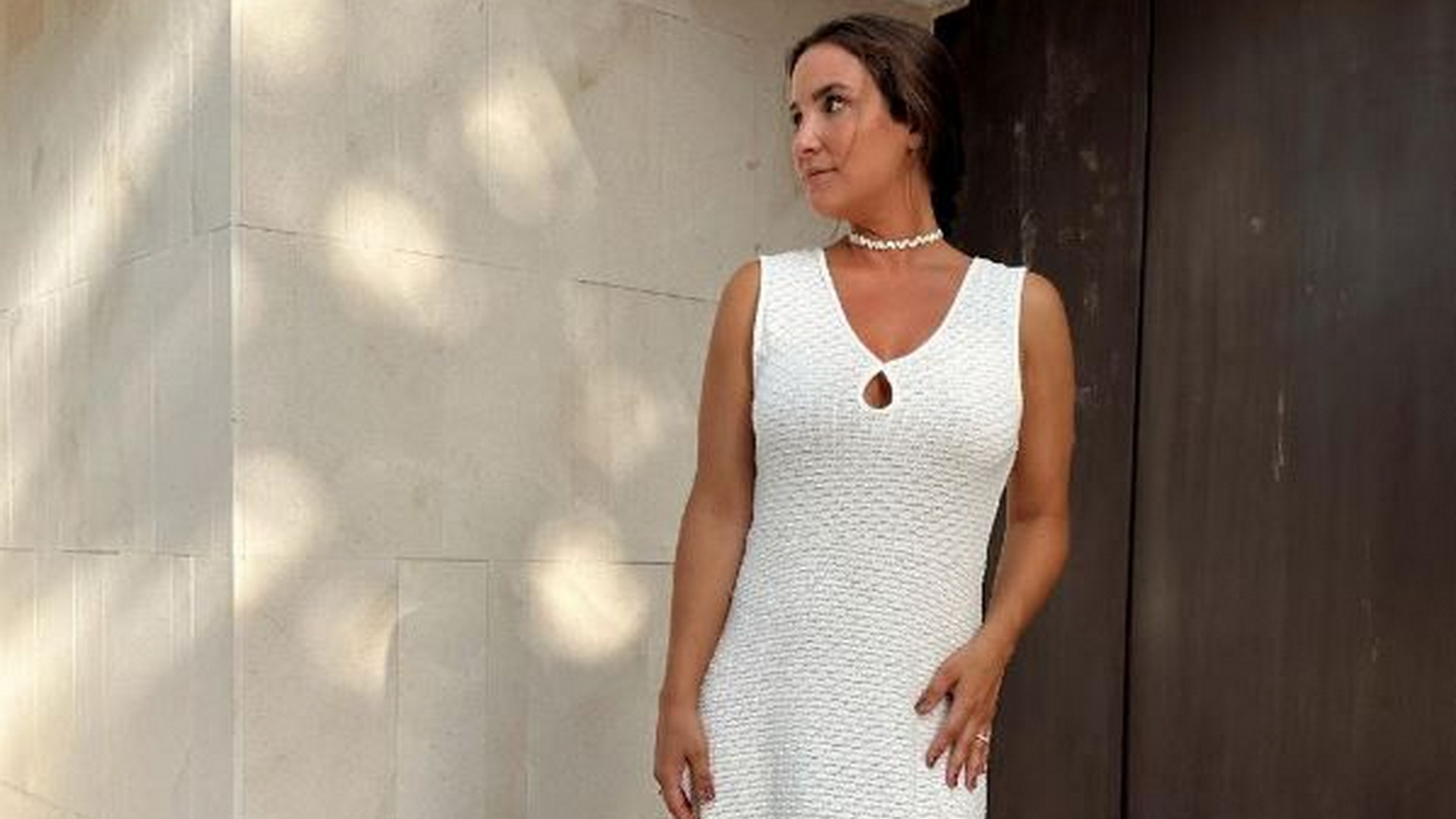 Imagen de Marta Pombo presume de moreno con el vestido blanco ideal de Slowlove, la firma de Sara Carbonero e Isabel Jiménez