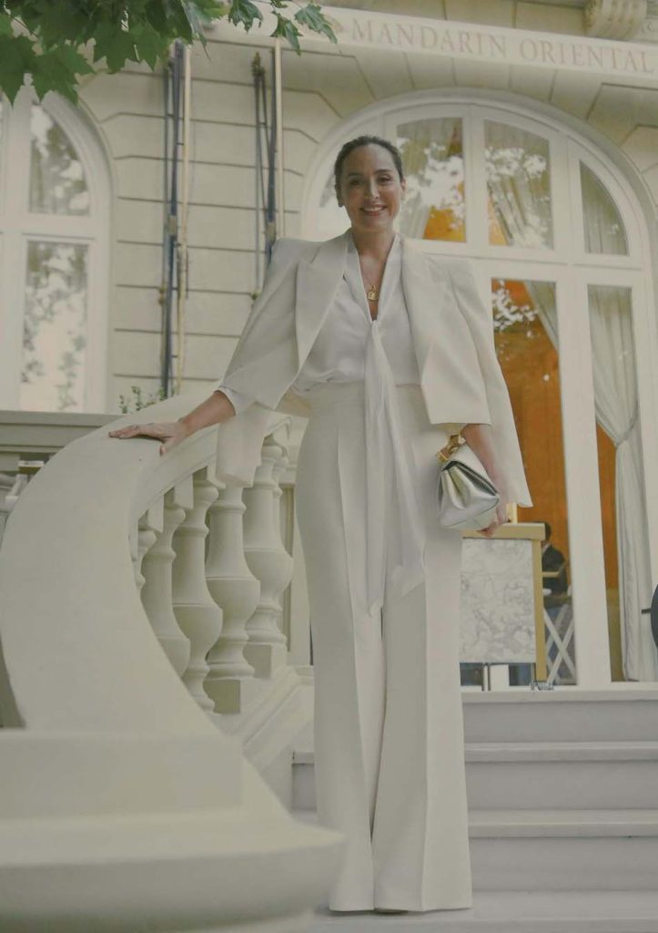 Tamara Falcó, el día de su fiesta preboda en el hotel Ritz, luce una chaqueta blanca inspirada en la blazer que lució la Reina Letizia el día de su pedida con el actual Rey Felipe VI (Foto: GTRES)