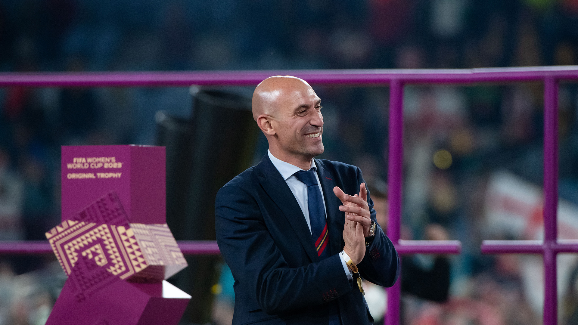 Luis Rubiales and the salary he earns monthly.  In the image we see him in the final of the Women's Soccer World Cup