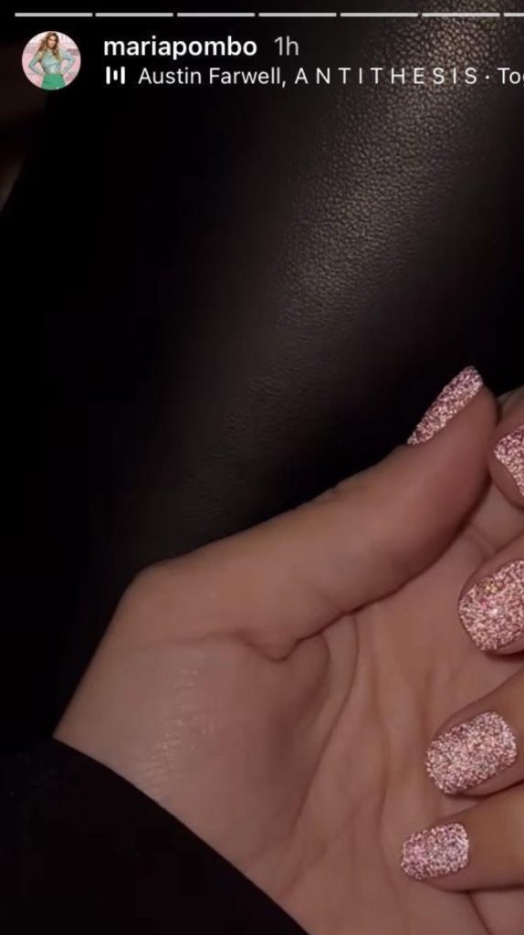 Pink nails with glitter by María Pombo