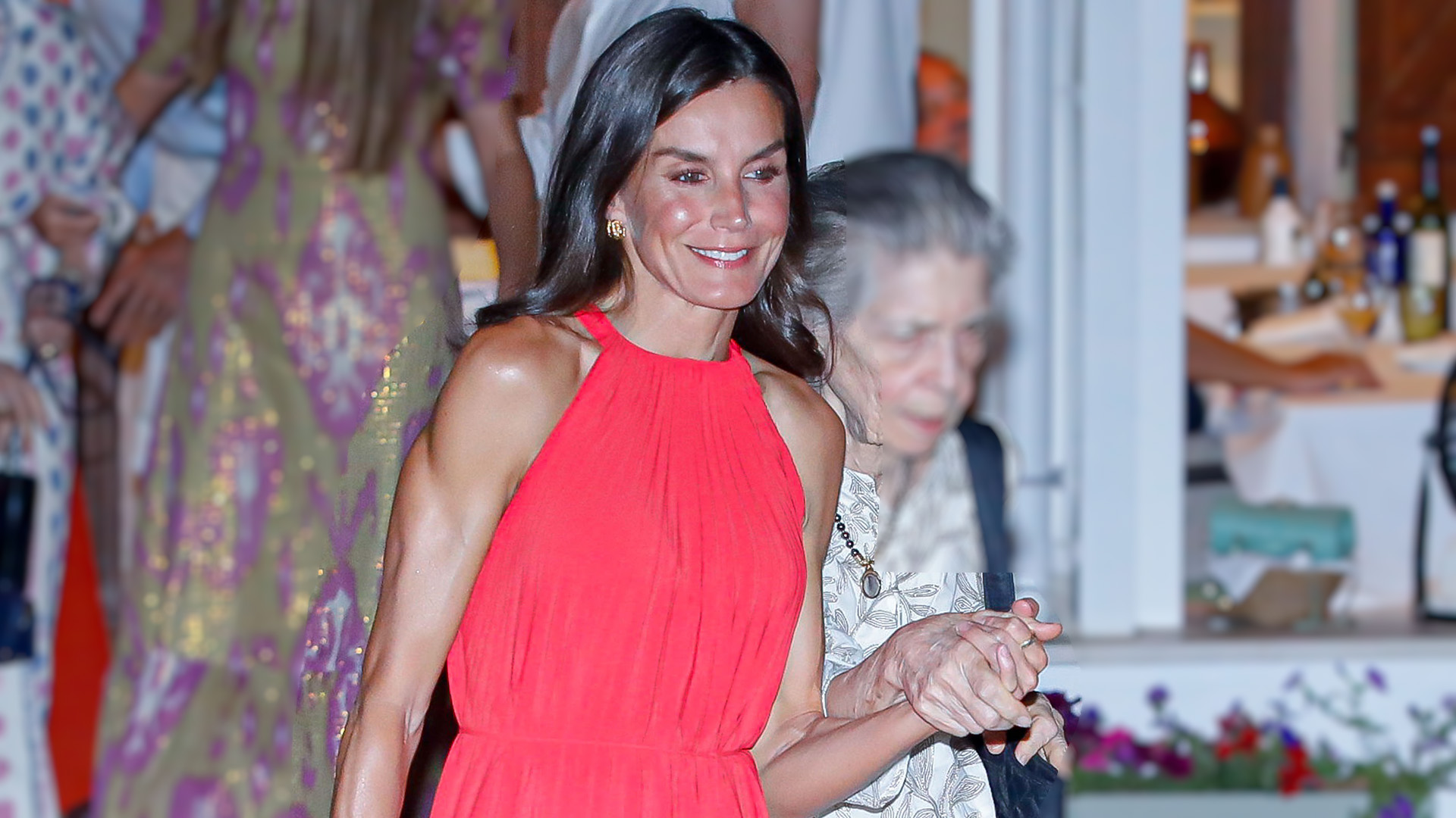 Imagen de Shorts 'teen' y vestido rojo para cenar: los looks más imprevistos de la Reina Letizia en Mallorca