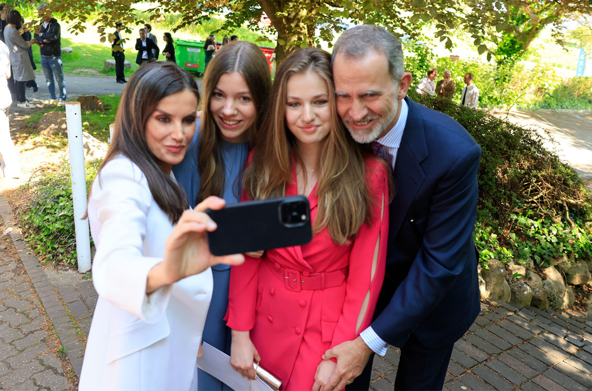 Letizia se hace un selfie con sus hijas