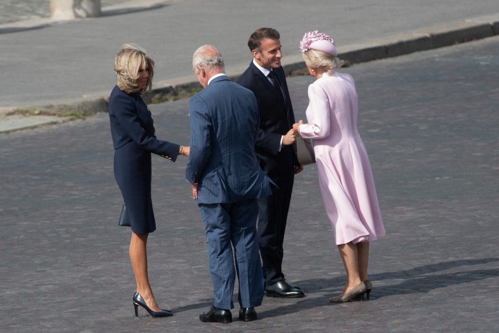Camilla Parker y Carlos III son recibidos por Emmanuel y Brigitte Macron en París.