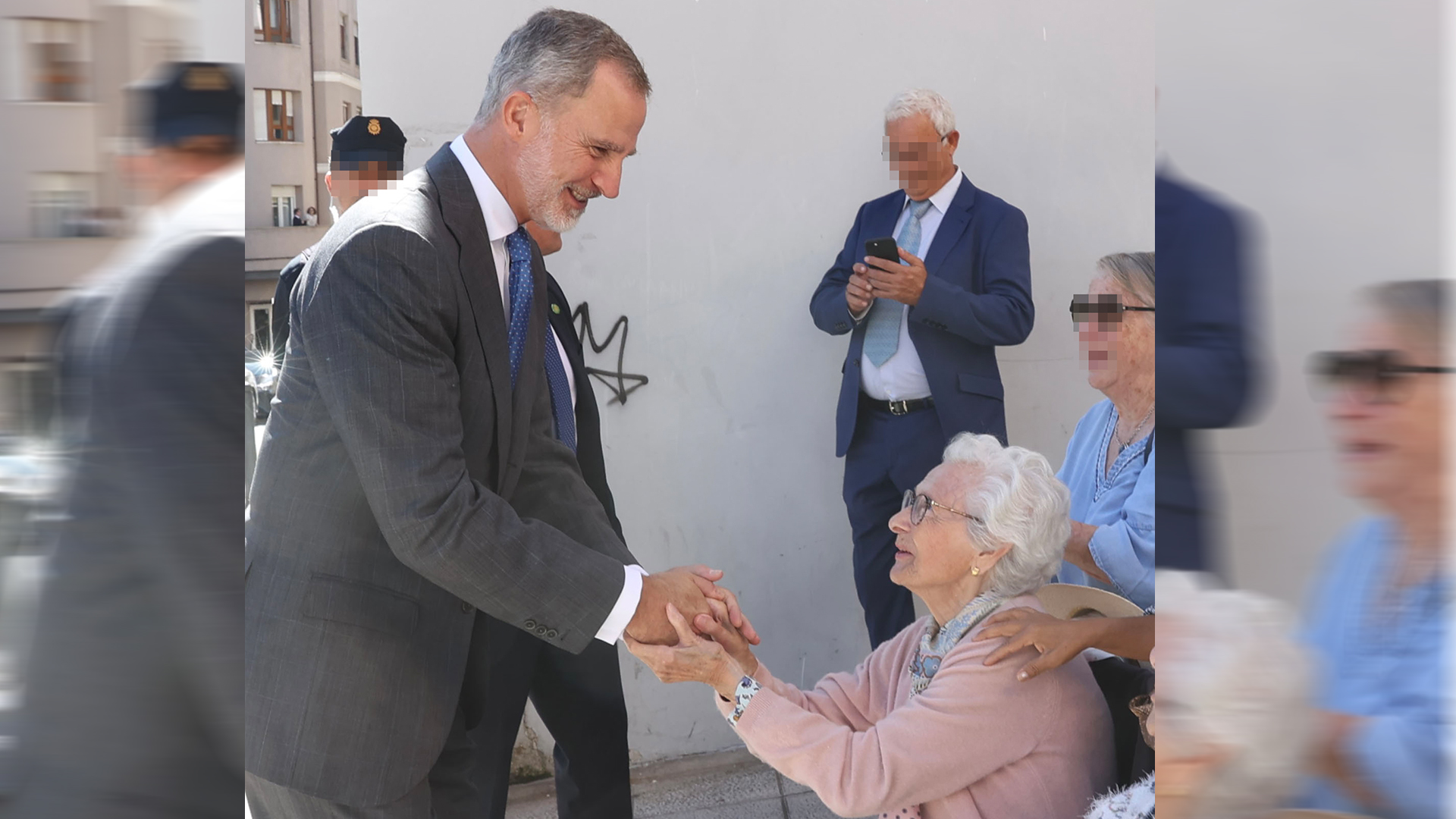El bonito gesto del Rey Felipe con una anciana en Santander
