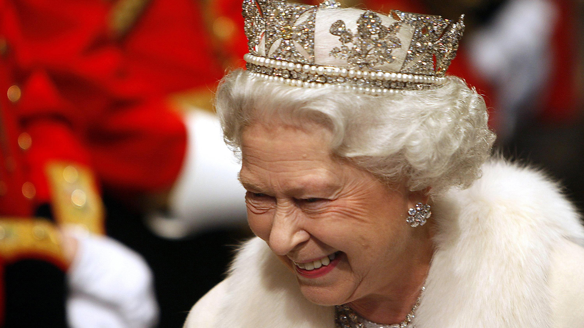Imagen de El curioso truco con el que la Reina Isabel II daba brillo a sus joyas