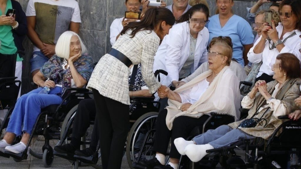 La Reina Letizia se interesa por un grupo de ancianos de una residencia de Asturias