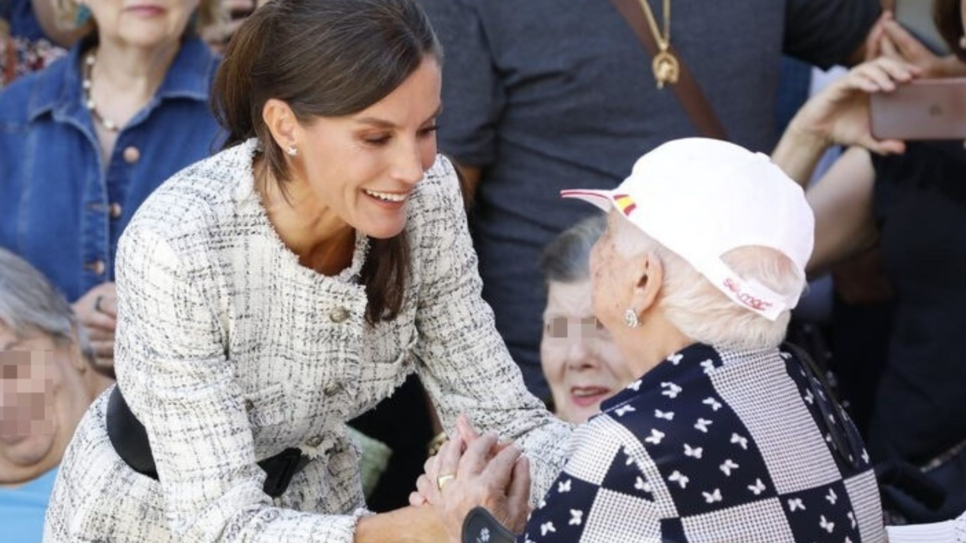 El tierno gesto de la Reina Letizia con los afectados de un incendio en una residencia de ancianos