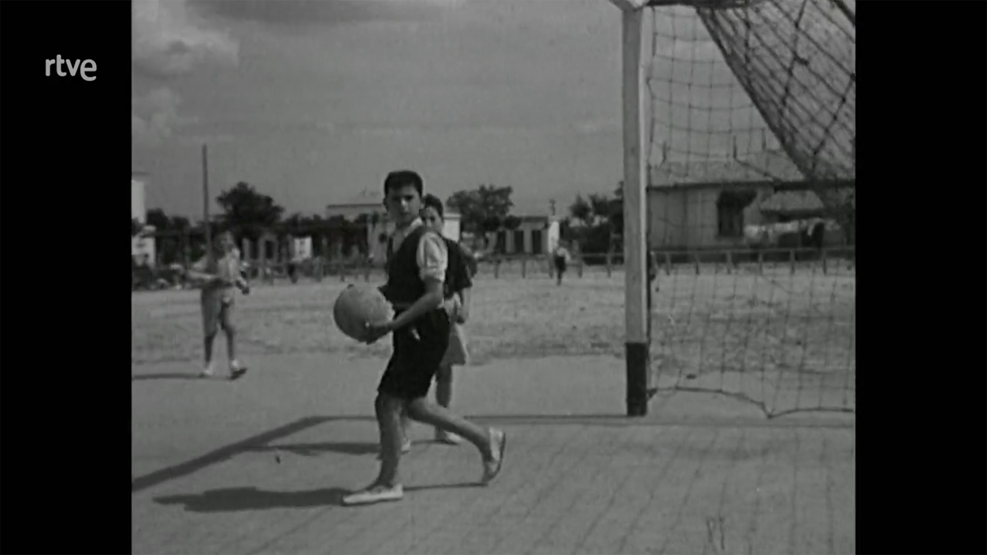 Julio Iglesias jugando a fútbol.