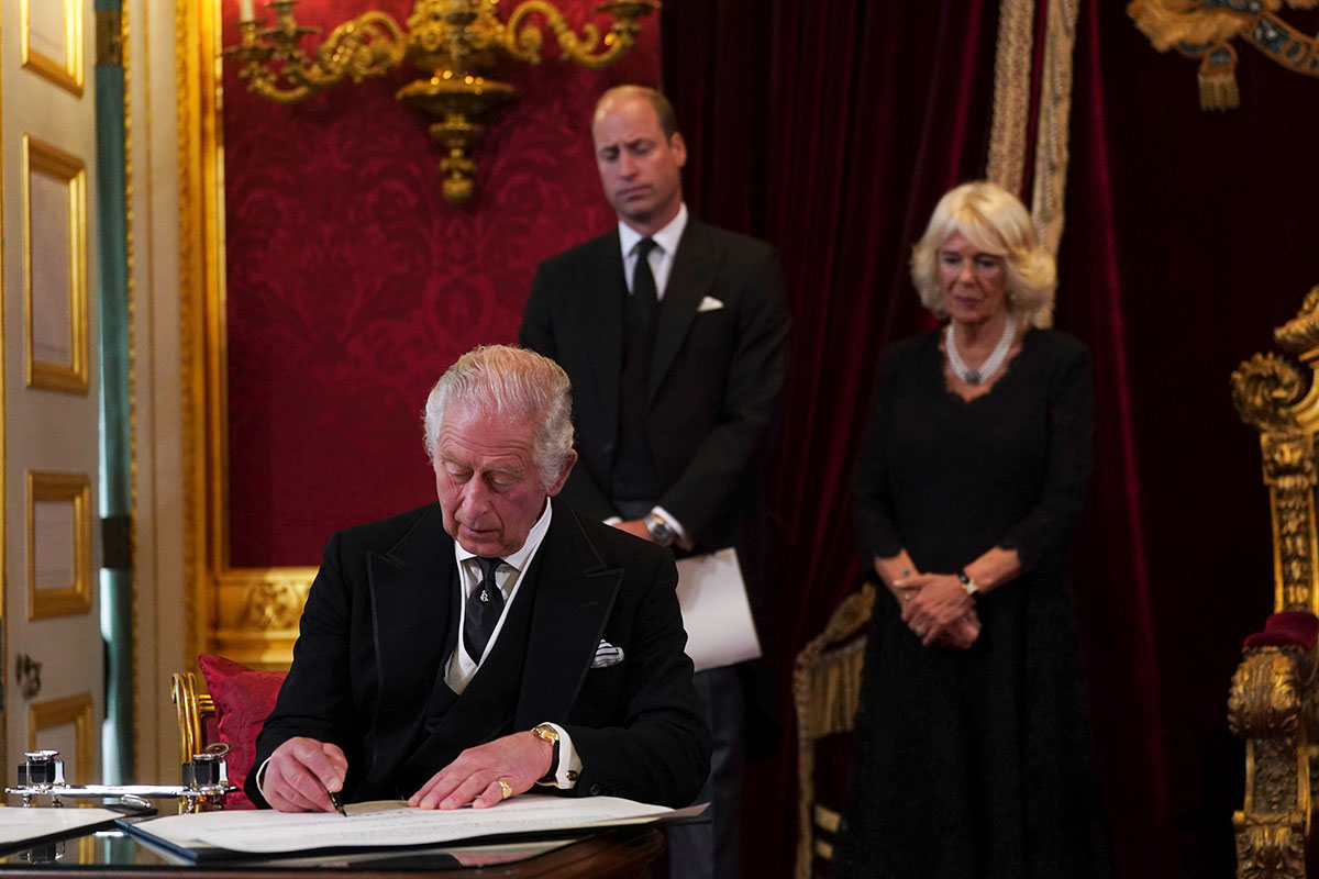 El rey Carlos III firma su proclamación como rey