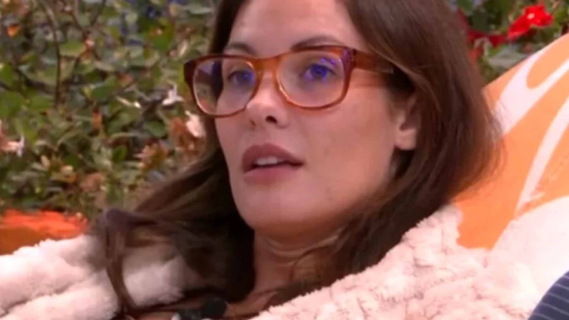 Jessica Bueno en Gran Hermano Vip luciendo gafas de ver. En la imagen se puede intuir su enfado