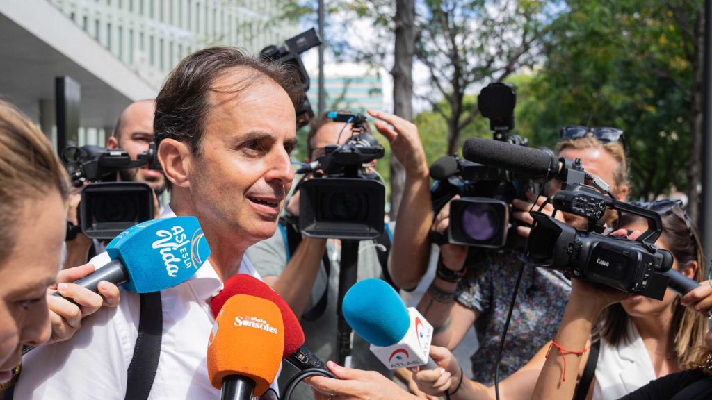 El exmarido de Arantxa Sánchez Vicario hablando con los medios de comunicación en la semana de su juicio por alzamiento de bienes