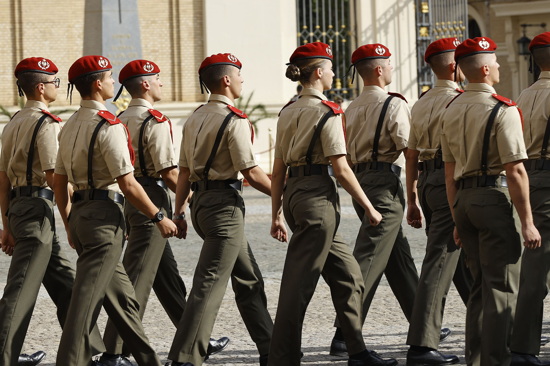 La Princesa Leonor, junto a sus compañeros en la entrega de sables de la Academia Militar de Zaragoza.