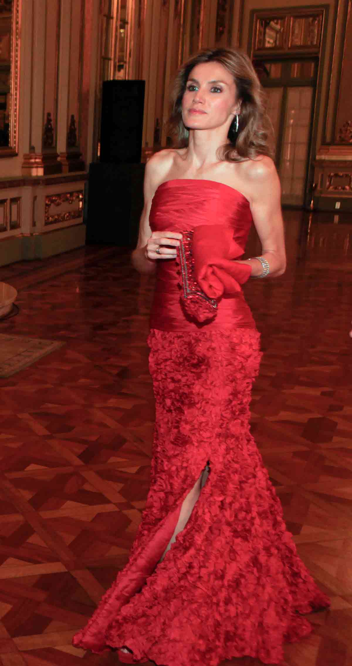 Reina Letizia con vestido rojo
