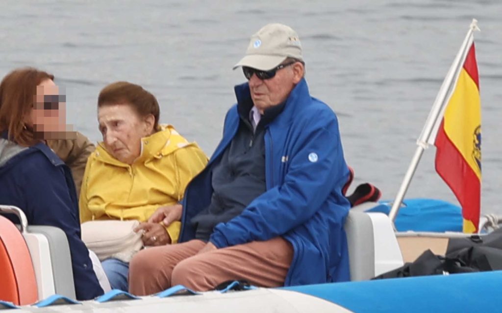 El Rey Juan Carlos junto a su hermana, la Infanta Margarita en un barco