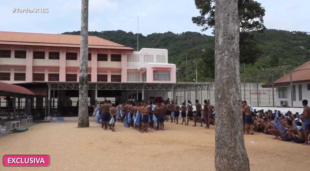 La cárcel de Koh Samui donde Daniel Sancho ingresó. En la imagen se puede ver el patio del centro penitenciario y multitud de presos con su característico uniforme. 