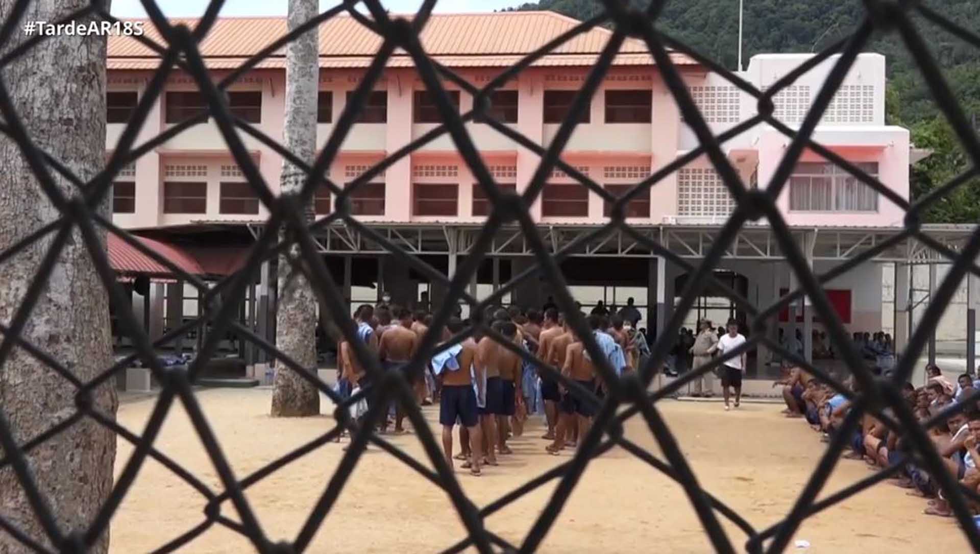 La cárcel tailandesa alberga a un total de 700 presos. En la fotografía aparecen antes del recuento