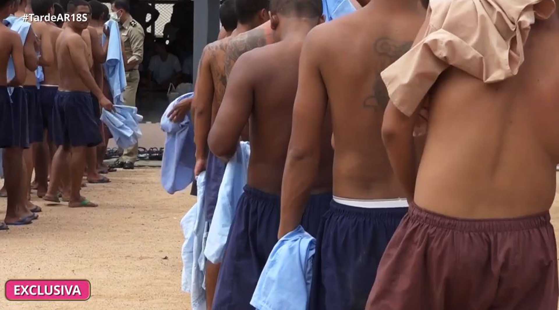 Presos tailandeses llevan uniforme azul si son condenados y marrón si todavía están en prisión preventiva. En la fotografía aparecen muchos de ellos sin camiseta