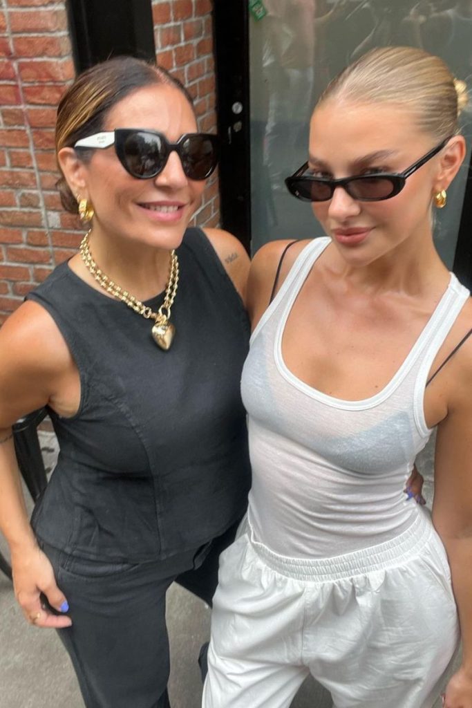 Raquel Bollo comparte una foto con Jess Hunt, responsable de la firma de cosméticos Refy Beauty, en Nueva York