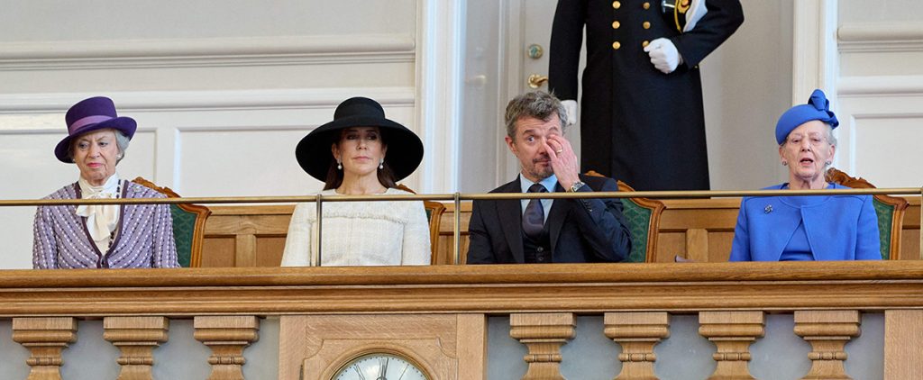 la familia real danesa en el palco del parlamento