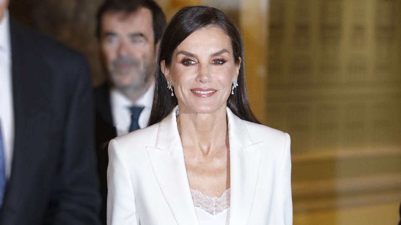 La Reina Letizia se pone el traje blanco 'de Leonor' en el premio Francisco Cerecedo