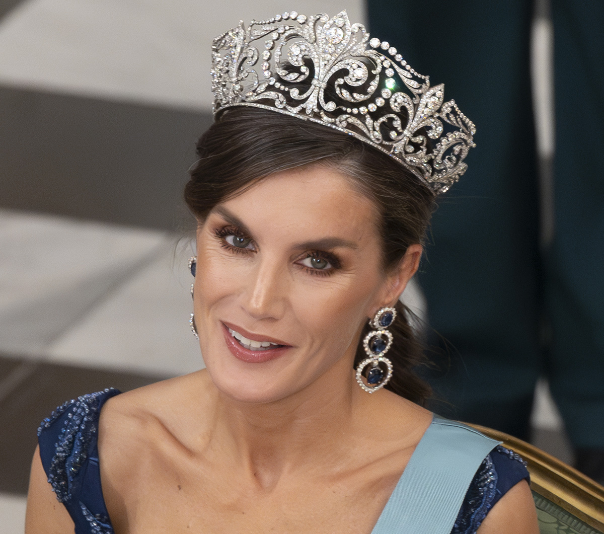 la reina letizia con la tiara de lis y pendientes de zafiros en dinamarca